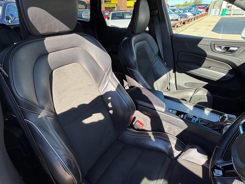 Volvo XC60 T5 R-Design Pro - U10004568