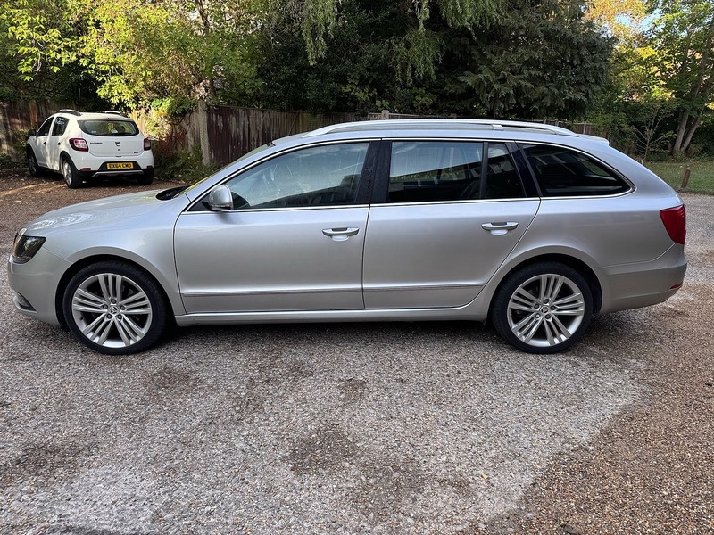 Skoda Superb 2.0 TDI Elegance Estate 5dr Diesel DSG Euro 5 (s/s) (170 ps) - U10004588
