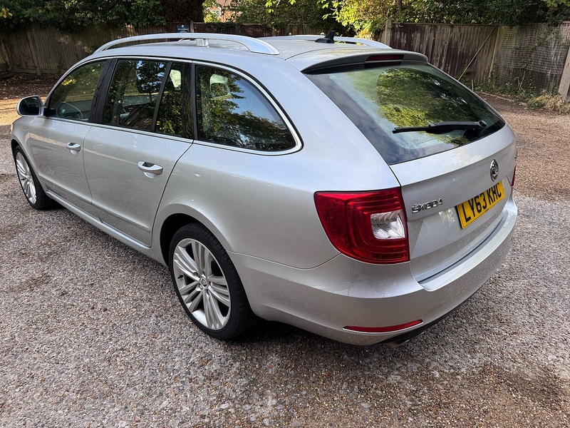 Skoda Superb 2.0 TDI Elegance Estate 5dr Diesel DSG Euro 5 (s/s) (170 ps) - U10004588