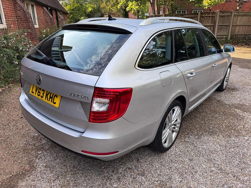 Skoda Superb 2.0 TDI Elegance Estate 5dr Diesel DSG Euro 5 (s/s) (170 ps) - U10004588