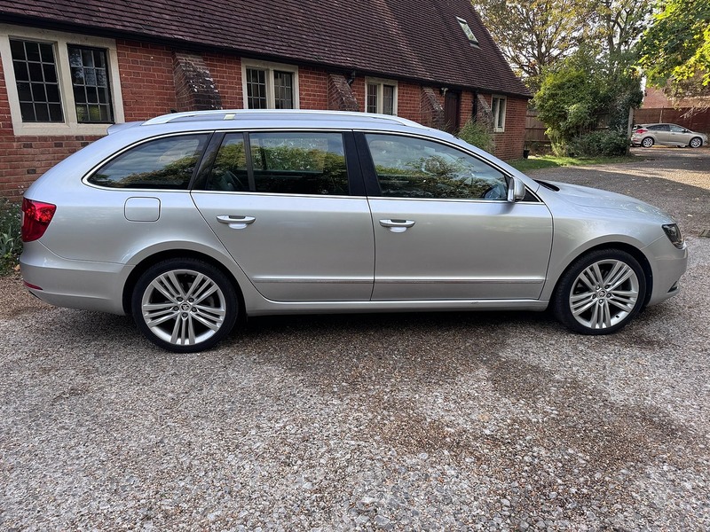 Skoda Superb 2.0 TDI Elegance Estate 5dr Diesel DSG Euro 5 (s/s) (170 ps) - U10004588