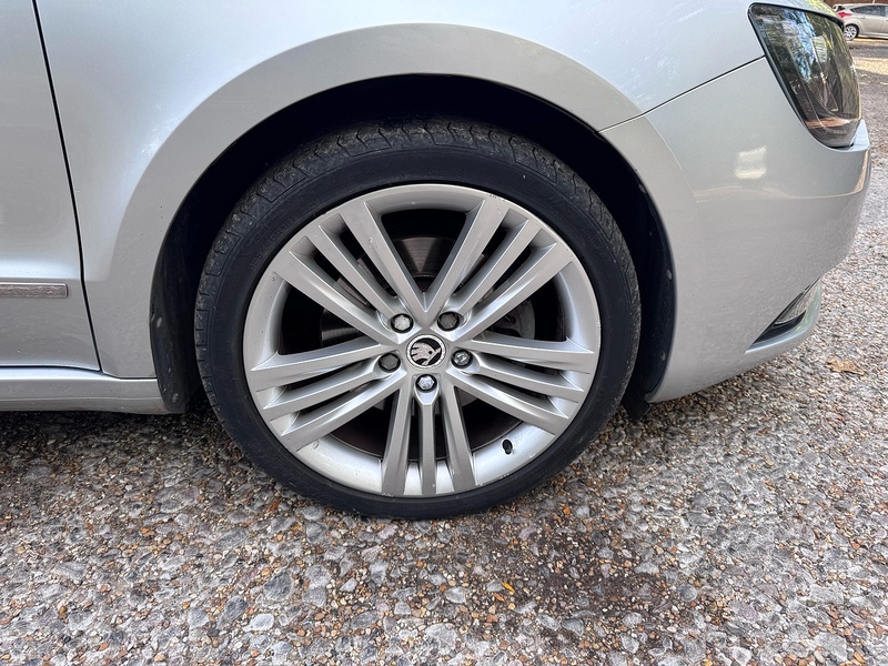 Skoda Superb 2.0 TDI Elegance Estate 5dr Diesel DSG Euro 5 (s/s) (170 ps) - U10004588