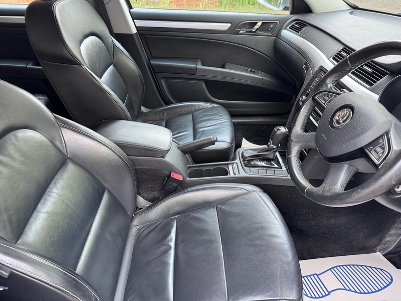 Skoda Superb 2.0 TDI Elegance Estate 5dr Diesel DSG Euro 5 (s/s) (170 ps) - U10004588