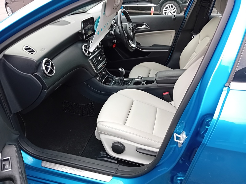 Mercedes-Benz A Class 1.5 A180d SE (Executive) Hatchback 5dr Diesel Manual Euro 6 (s/s) (109 ps) - U1784