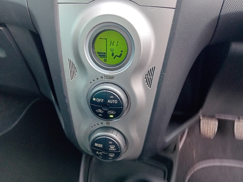 Toyota Yaris VVT-i T Spirit Hatchback 1.3 Manual Petrol - U1813