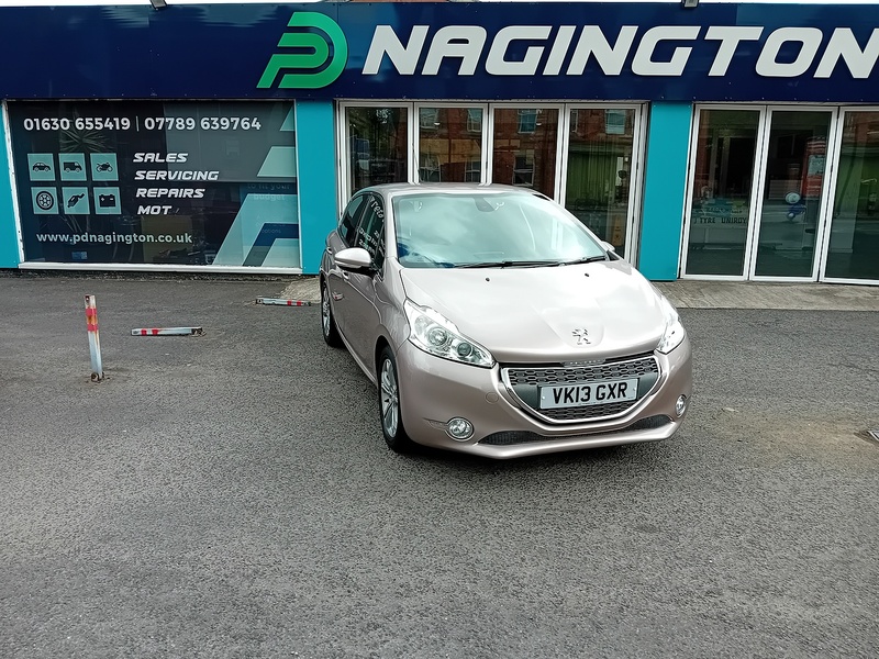 Peugeot 208 1.2 VTi Allure Hatchback 5dr Petrol Manual Euro 5 (82 ps) - U1952
