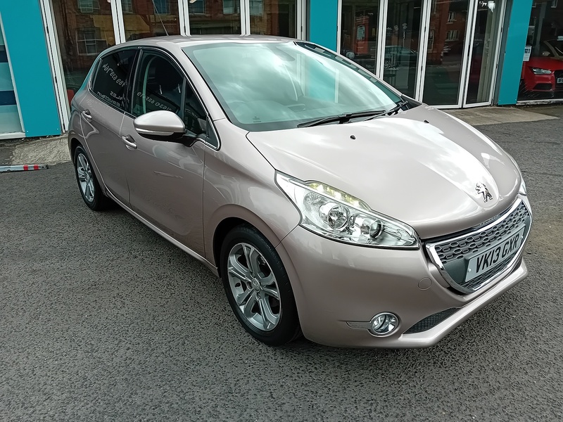 Peugeot 208 1.2 VTi Allure Hatchback 5dr Petrol Manual Euro 5 (82 ps) - U1952