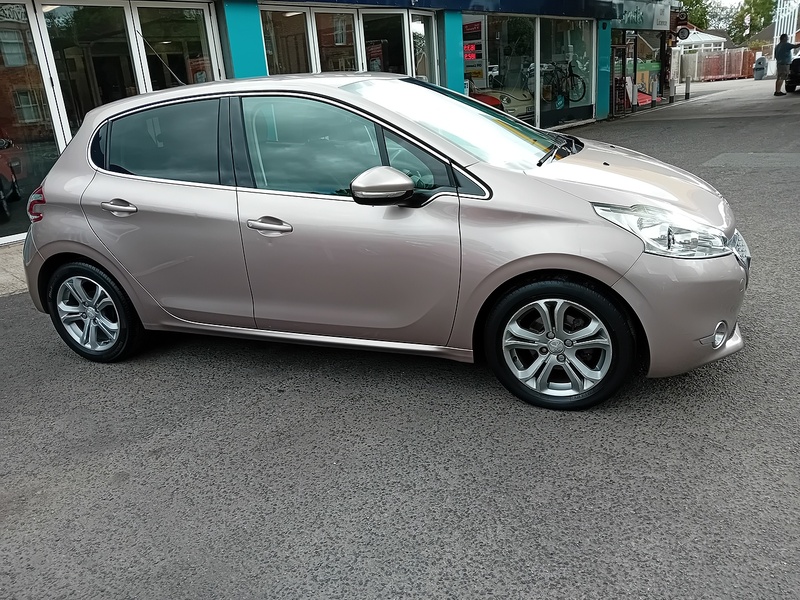 Peugeot 208 1.2 VTi Allure Hatchback 5dr Petrol Manual Euro 5 (82 ps) - U1952