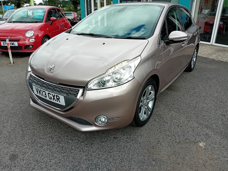 Peugeot 208 1.2 VTi Allure Hatchback 5dr Petrol Manual Euro 5 (82 ps) - U1952
