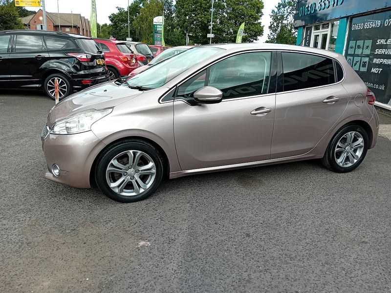 Peugeot 208 1.2 VTi Allure Hatchback 5dr Petrol Manual Euro 5 (82 ps) - U1952