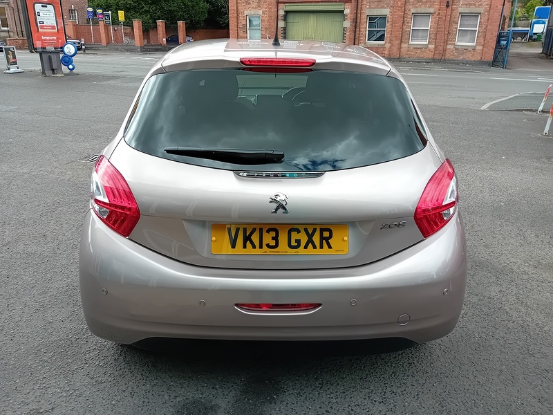 Peugeot 208 1.2 VTi Allure Hatchback 5dr Petrol Manual Euro 5 (82 ps) - U1952