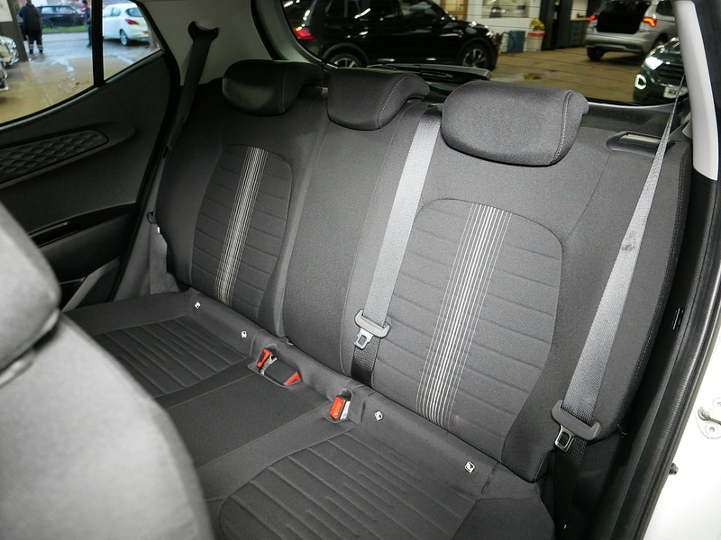 Hyundai 1.2 Premium Hatchback 5dr Petrol Auto Euro 6 (s/s) (84 ps)