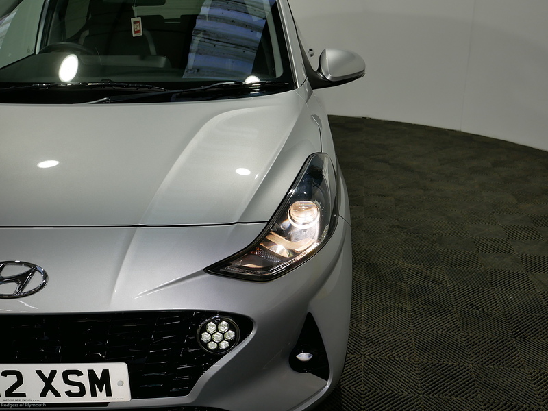Hyundai 1.2 Premium Hatchback 5dr Petrol Auto Euro 6 (s/s) (84 ps)