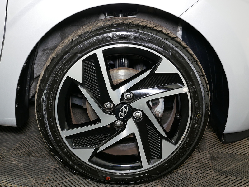 Hyundai 1.2 Premium Hatchback 5dr Petrol Auto Euro 6 (s/s) (84 ps)