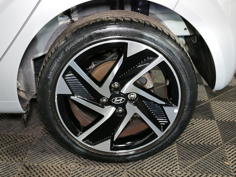 Hyundai 1.2 Premium Hatchback 5dr Petrol Auto Euro 6 (s/s) (84 ps)