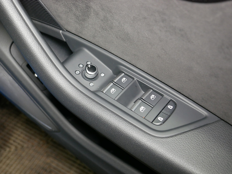 Audi A4 Avant TFSI Black Edition - U4166