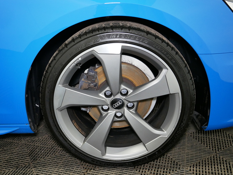 Audi A4 Avant TFSI Black Edition - U4166