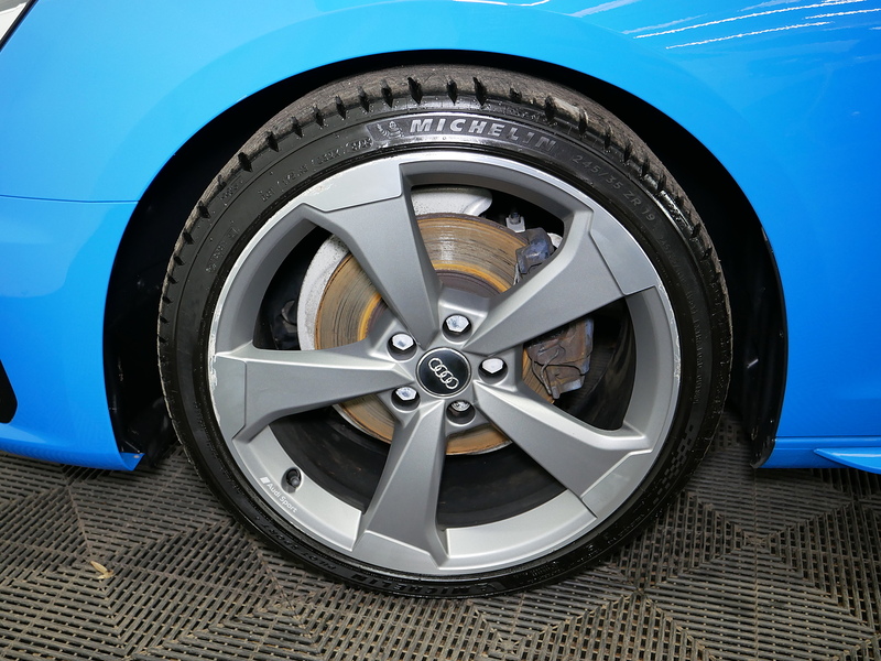 Audi A4 Avant TFSI Black Edition - U4166