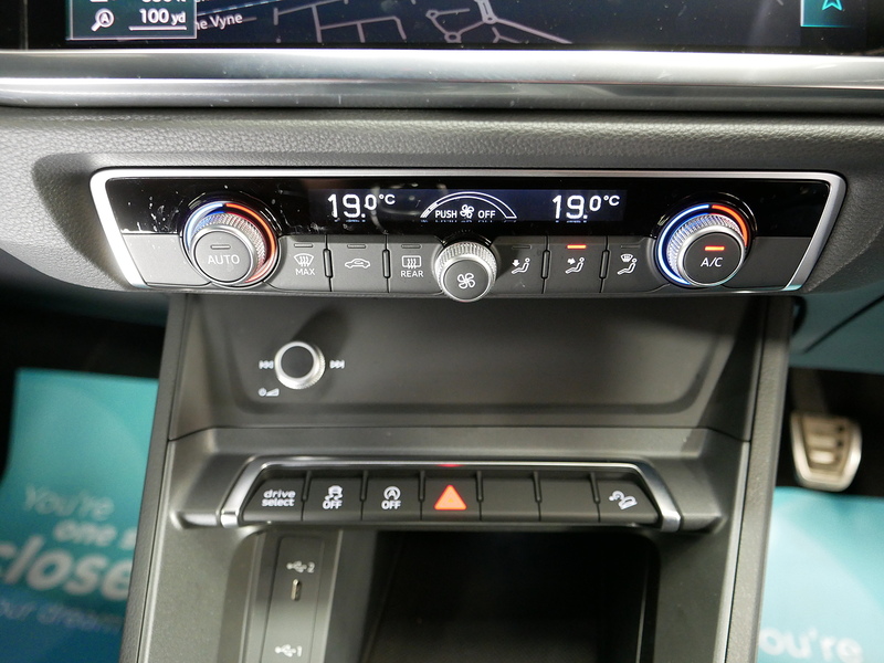 Audi Q3 TFSI CoD Black Edition - U4250