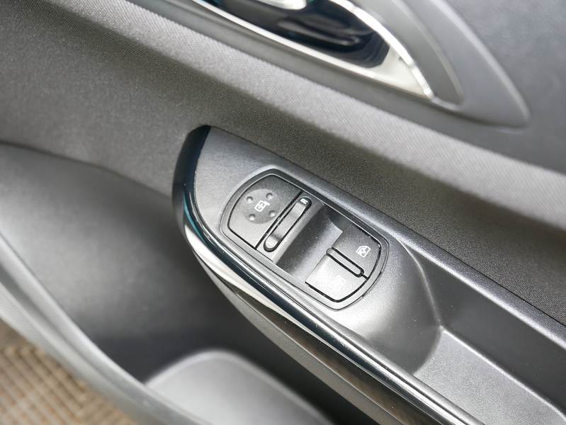 Vauxhall Corsa i ecoTEC SE Nav - U4464