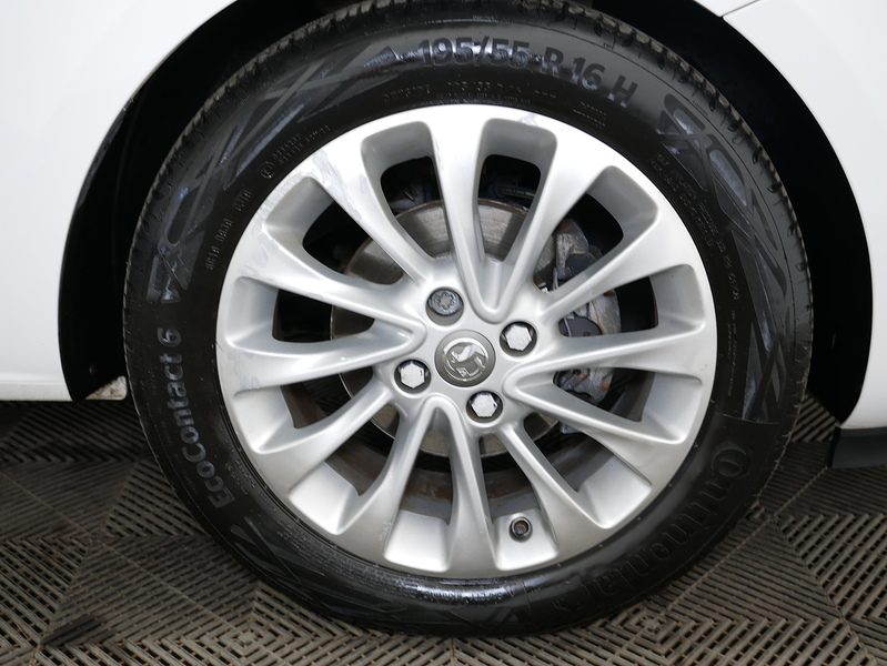 Vauxhall Corsa i ecoTEC SE Nav - U4464