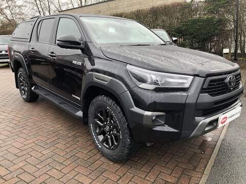 Toyota Hilux, 2.8 D-4D-h Invincible X Pickup 4dr Diesel Hybrid Auto 4WD Euro 6 (204 ps)