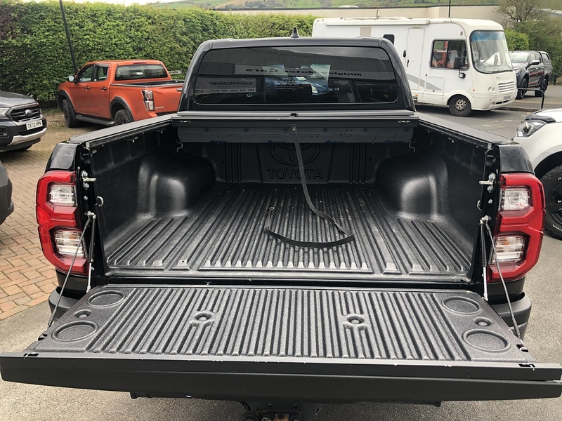 Toyota 2.8 D-4D Invincible X Double Pickup Double Cab 4dr Diesel Auto 4WD Euro 6 (s/s) (204 ps)