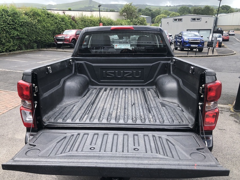 Isuzu Utility Dcb Pick Up 1.9 Manual Diesel