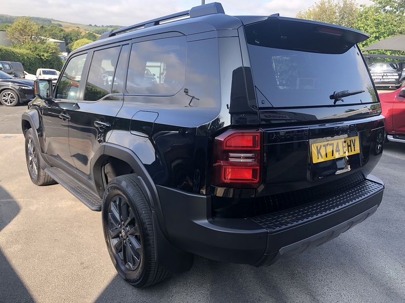 Toyota 2.8D Invincible SUV 5dr Diesel Auto 4WD Euro 6 (s/s) (LWB) (204 ps)