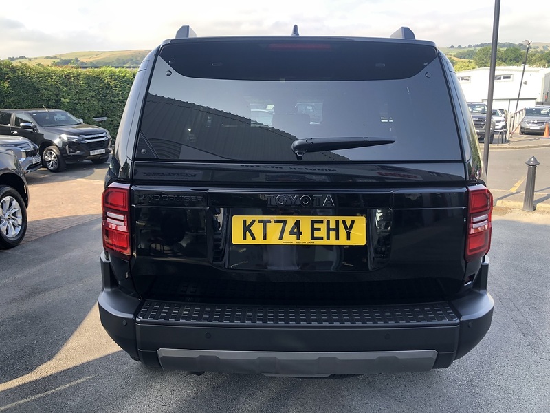 Toyota 2.8D Invincible SUV 5dr Diesel Auto 4WD Euro 6 (s/s) (LWB) (204 ps)
