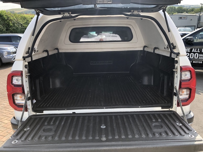 Toyota 2.8 D-4D Invincible Pickup Double Cab 4dr Diesel Auto 4WD Euro 6 (s/s) (204 ps)