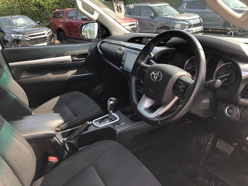 Toyota 2.8 D-4D Invincible Pickup Double Cab 4dr Diesel Auto 4WD Euro 6 (s/s) (204 ps)