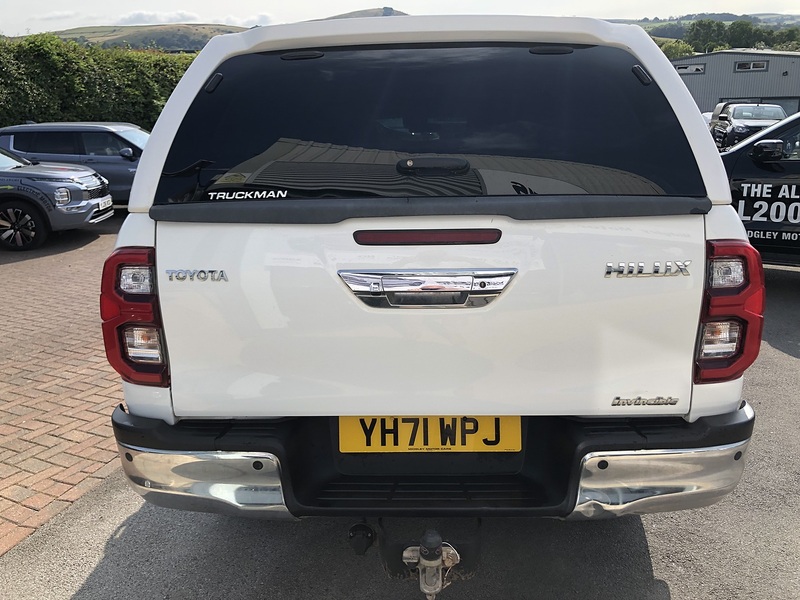 Toyota 2.8 D-4D Invincible Pickup Double Cab 4dr Diesel Auto 4WD Euro 6 (s/s) (204 ps)