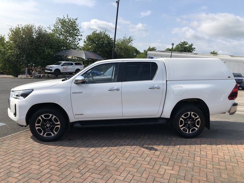Toyota 2.8 D-4D Invincible Pickup Double Cab 4dr Diesel Auto 4WD Euro 6 (s/s) (204 ps)