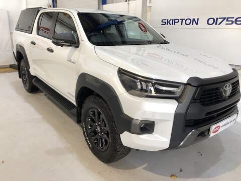 Toyota Hilux, 2.8 D-4D-h Invincible X Pickup 4dr Diesel Hybrid Auto 4WD Euro 6 (204 ps)