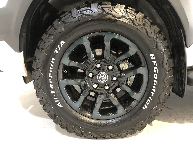 Toyota 2.8 D-4D-h Invincible X Pickup 4dr Diesel Hybrid Auto 4WD Euro 6 (204 ps)