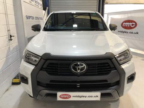 Toyota Hilux, 2.8 D-4D-h Invincible X Pickup 4dr Diesel Hybrid Auto 4WD Euro 6 (204 ps)