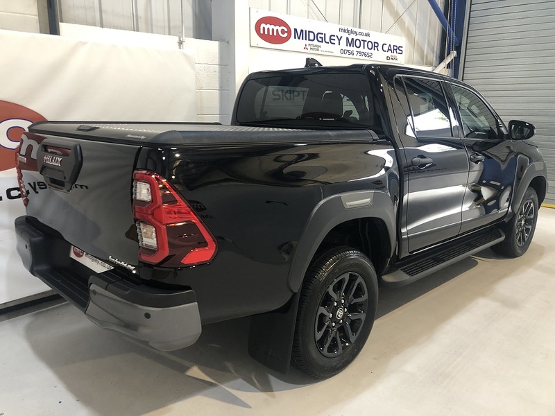 Toyota 2.8 D-4D Invincible X Pickup Double Cab 4dr Diesel Auto 4WD Euro 6 (s/s) (204 ps)