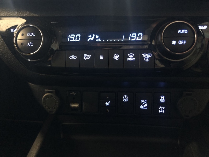 Toyota 2.8 D-4D Invincible X Pickup Double Cab 4dr Diesel Auto 4WD Euro 6 (s/s) (204 ps)