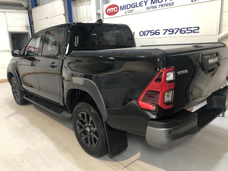 Toyota 2.8 D-4D Invincible X Pickup Double Cab 4dr Diesel Auto 4WD Euro 6 (s/s) (204 ps)