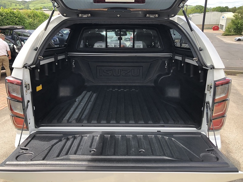 Isuzu V-Cross Dcb Pick Up 1.9 Automatic Diesel