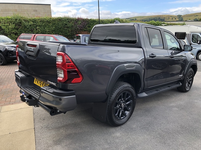 Toyota 2.8 D-4D-h Invincible X Pickup 4dr Diesel Hybrid Auto 4WD Euro 6 (204 ps)