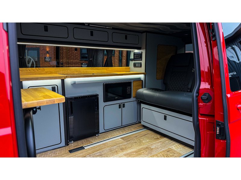 Volkswagen VW VOLKSWAGEN TRANSPORTER T6.1 2.0 BiTDI T32 HIGHLINE KOMBI 204 DSG 4Motion LWB