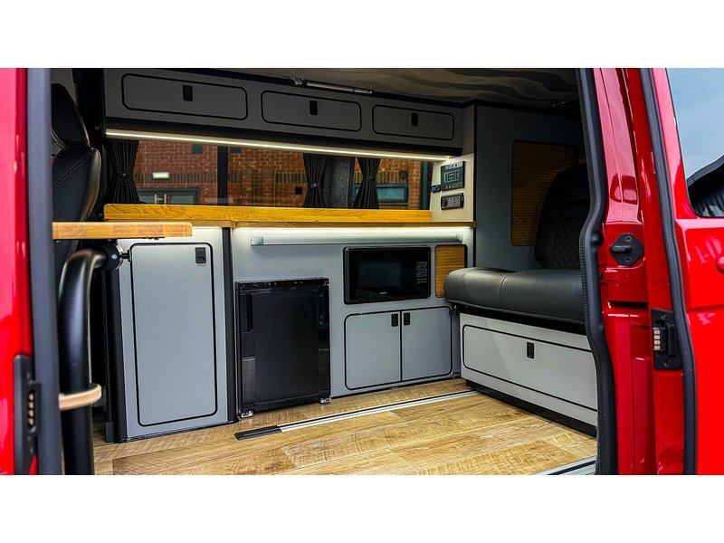 Volkswagen VW VOLKSWAGEN TRANSPORTER T6.1 2.0 BiTDI T32 HIGHLINE KOMBI 204 DSG 4Motion LWB