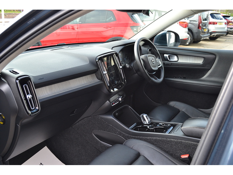 Volvo 2.0 B4 MHEV Inscription Pro SUV 5dr Petrol Hybrid Auto Euro 6 (s/s) (197 ps)