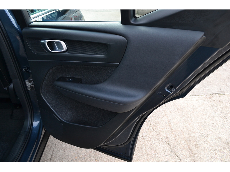 Volvo 2.0 B4 MHEV Inscription Pro SUV 5dr Petrol Hybrid Auto Euro 6 (s/s) (197 ps)