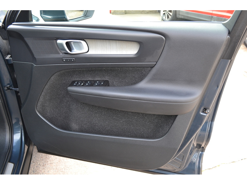 Volvo 2.0 B4 MHEV Inscription Pro SUV 5dr Petrol Hybrid Auto Euro 6 (s/s) (197 ps)