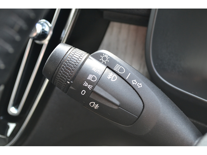 Volvo 2.0 B4 MHEV Inscription Pro SUV 5dr Petrol Hybrid Auto Euro 6 (s/s) (197 ps)