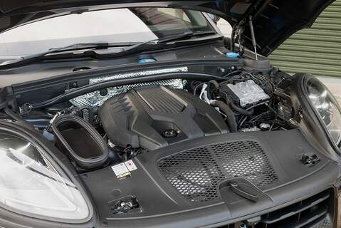 Porsche Macan T T - Large 52