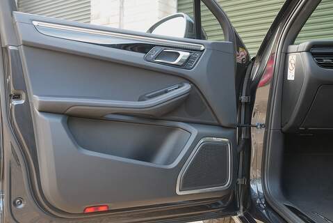 Porsche Macan T T - Large 39
